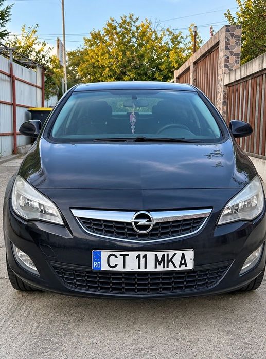 Vând Opel astra J 2011