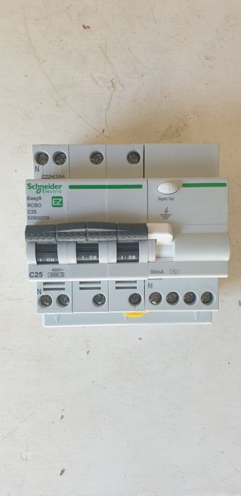 Salva Vita. Siguranta întrerupător automat diferențial Schneider RCBO
