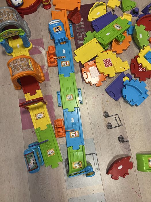 Две големи  vtech писти, полиция, пожарна и музикална кола