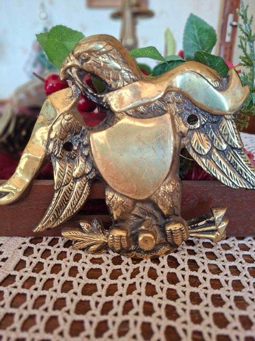 Масивен бронзов орел