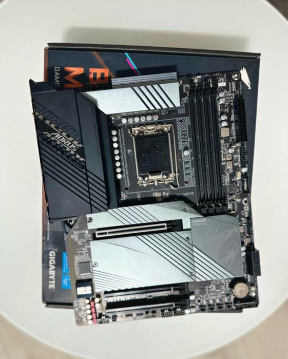 Placă de bază Gigabyte b660 Aorus Master -  WiFi/Bluethoot