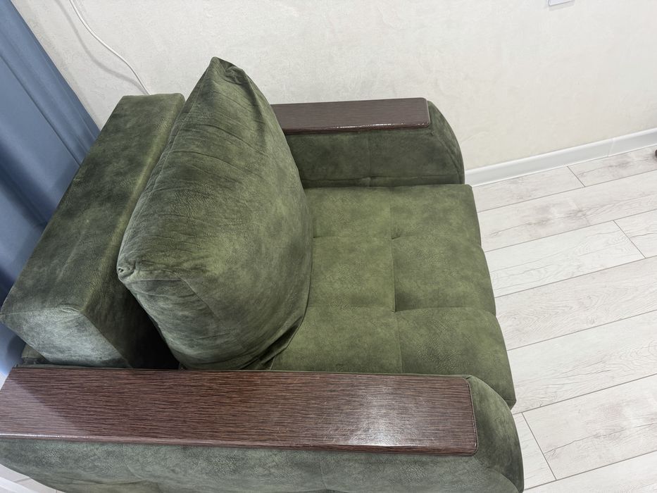 ПРОДАМ Мягкий уголок (диван и 2 кресла)