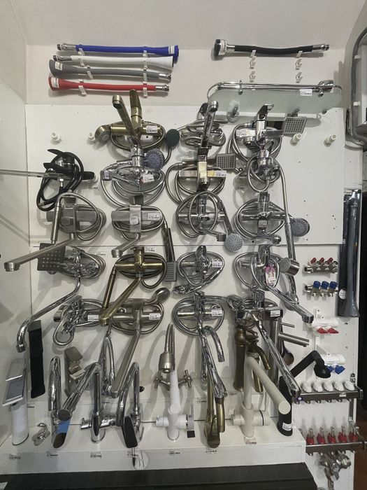 СМЕСИТЕЛИ -- ванна, кухня.