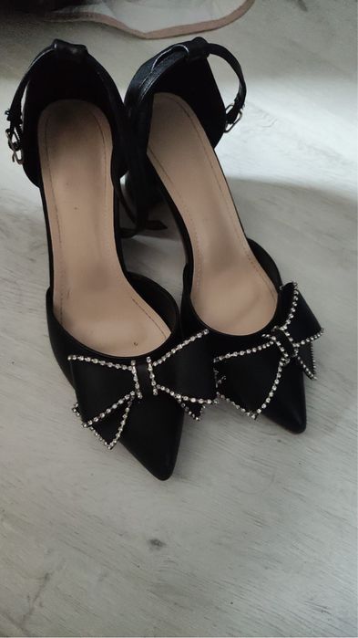 Vand aceasta pereche de pantofi superbi
