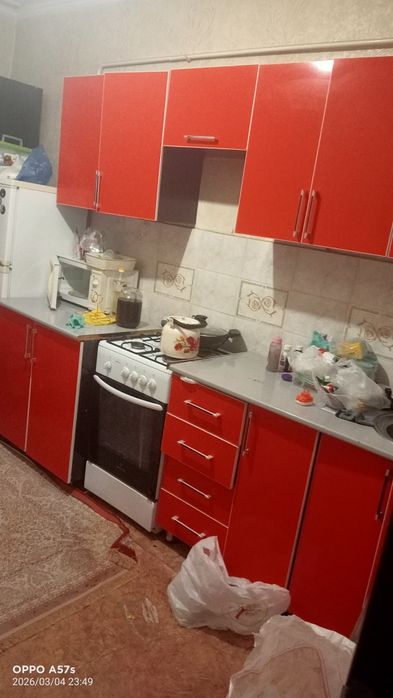 Кухонный гарнитур +стол и 4 стулья.