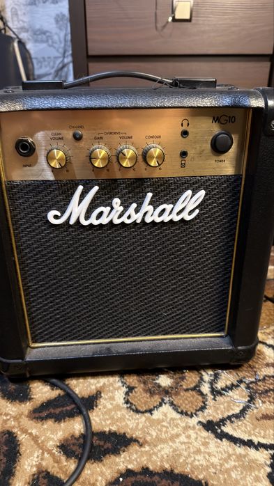 Электрогитара + комбо усилитель.