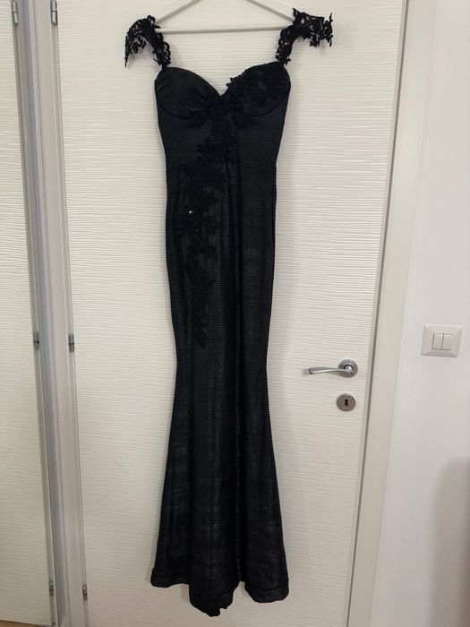 Rochie neagră elegantă de seară cu corset reglabil și spate decupat