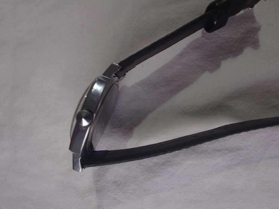 Слава с дата, съветски механичен часовник с ръчно навиване.,