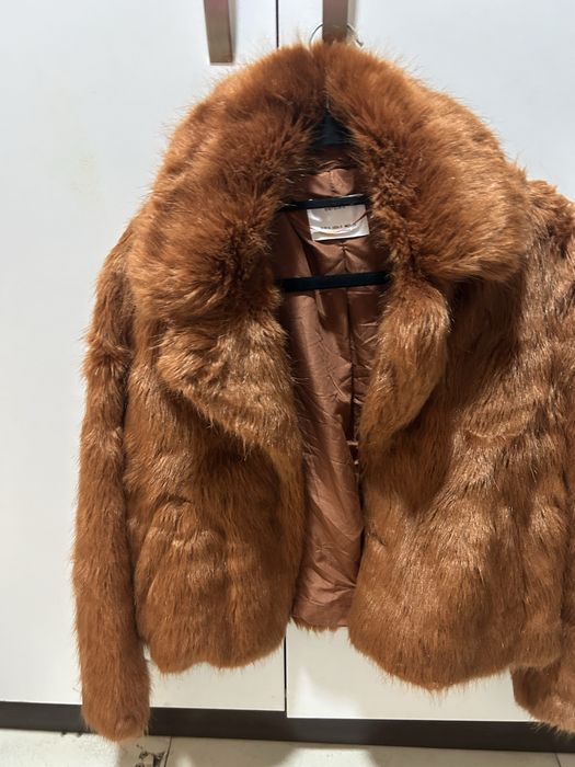 Палто с изкуствен косъм bershka