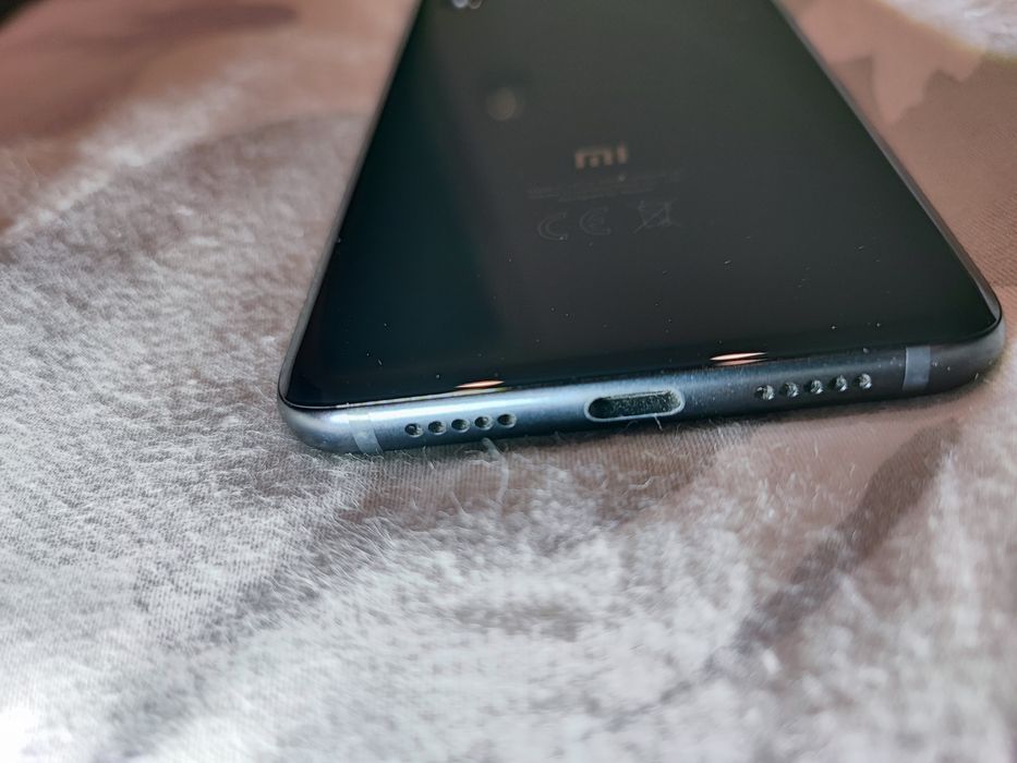 Xiaomi Mi 8 6/64GB – Отлично състояние, пълен комплект