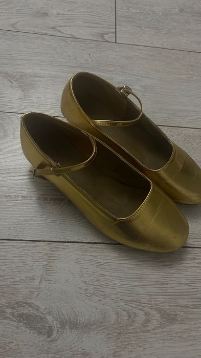 золотистые туфли