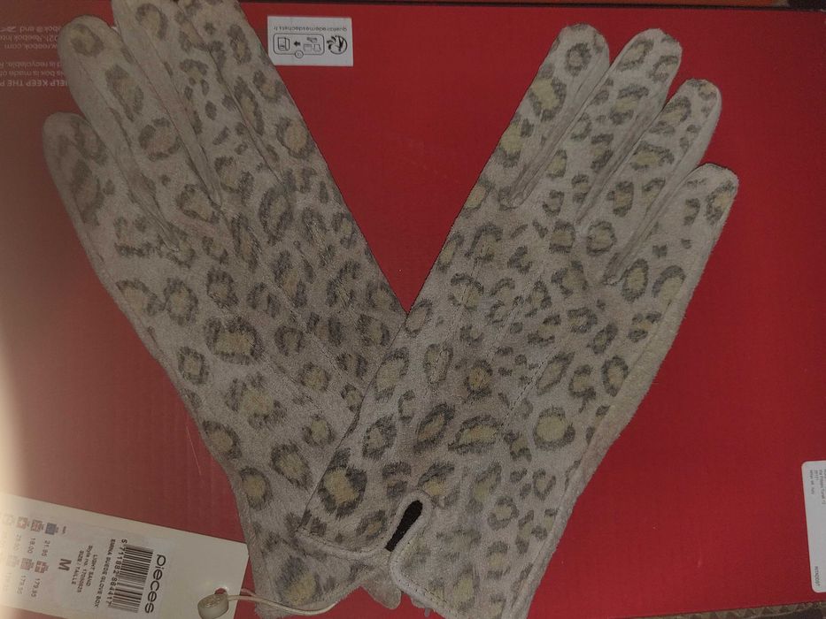 Дамски ръкавици Pieces