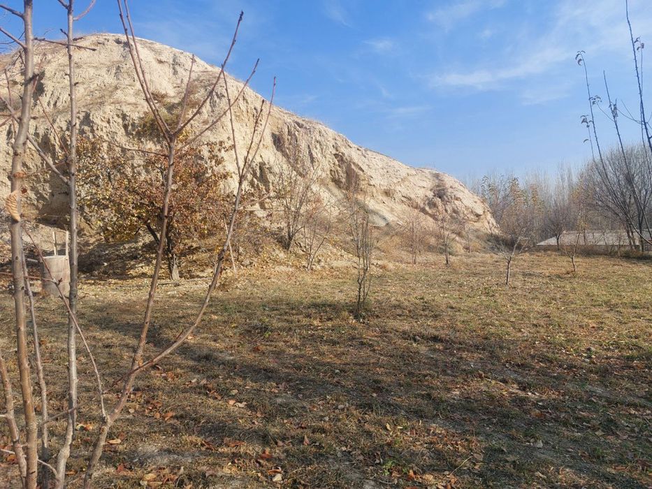 15+ сотих ховли участка сотилади. Махаллани юрагида жойлашган.