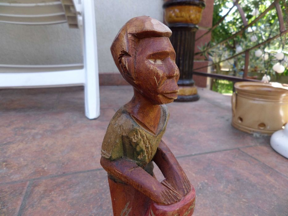Arta africana statueta 24 cm sculptata din lemn muzicant batind la toba traditionala