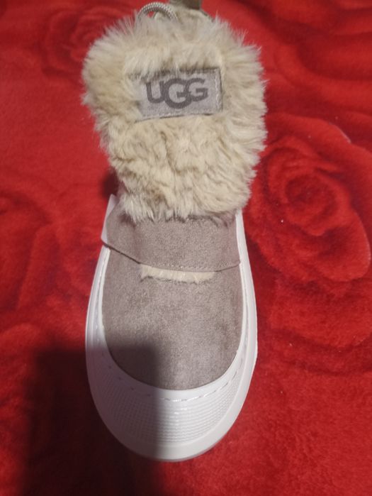 Ghete UGG blanite
