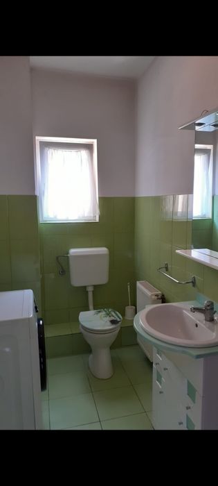 Proprietar .închiriez apartament 3 camere+garaj zona Piața Spitalului
