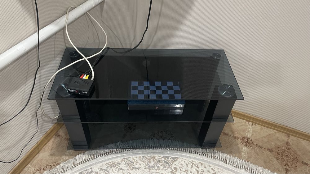 Продам стеклянный стол