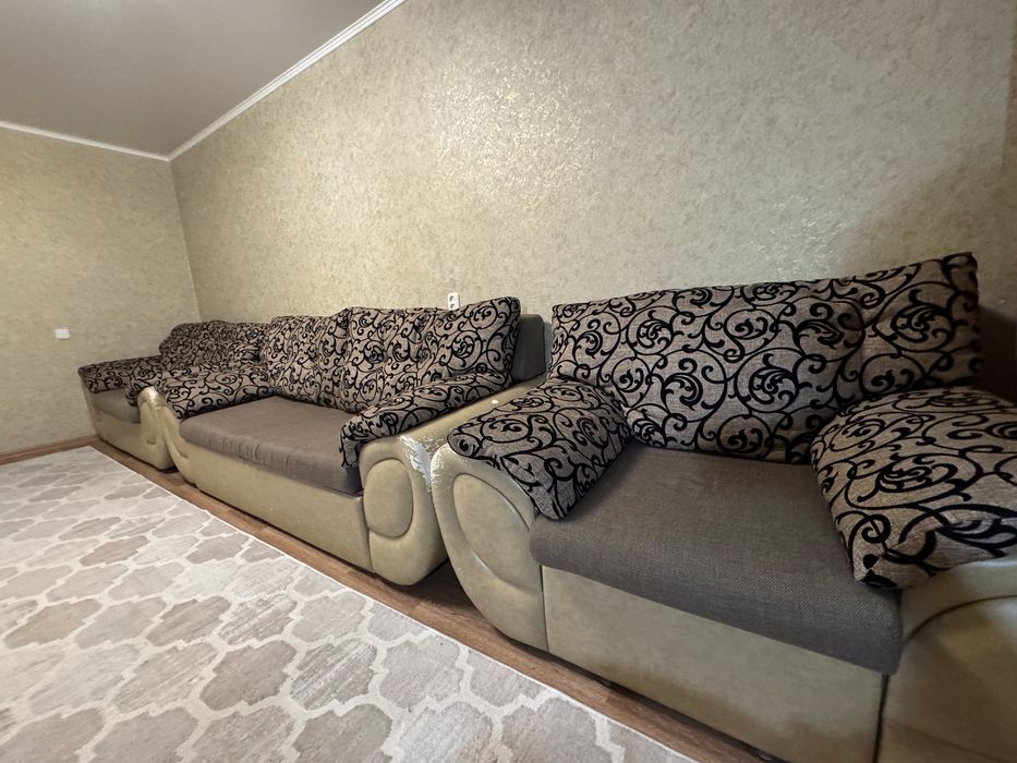 Продам два дивана и кресло