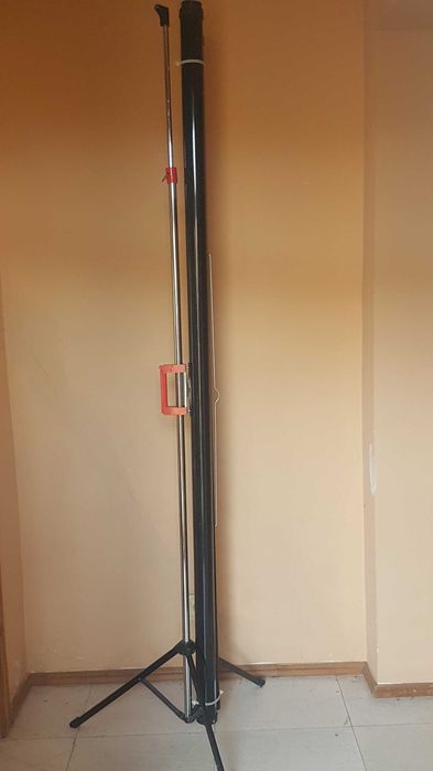 Видеопрожектор с екран TOSHIBA