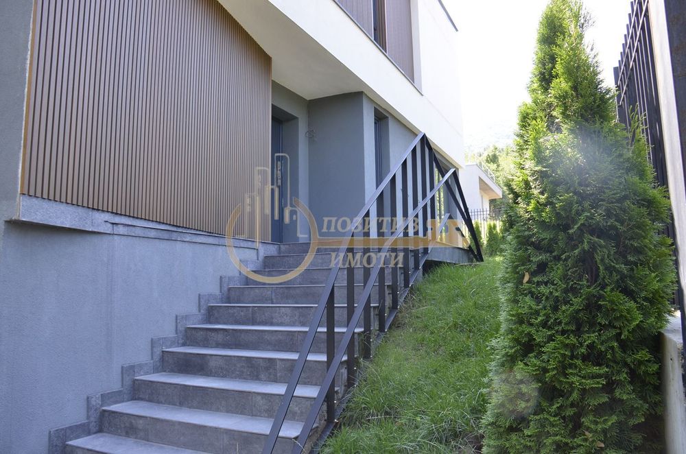 Къща в София- площ 280 цена 590000