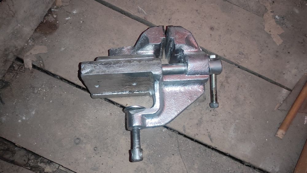 Продам тиски среднего размера