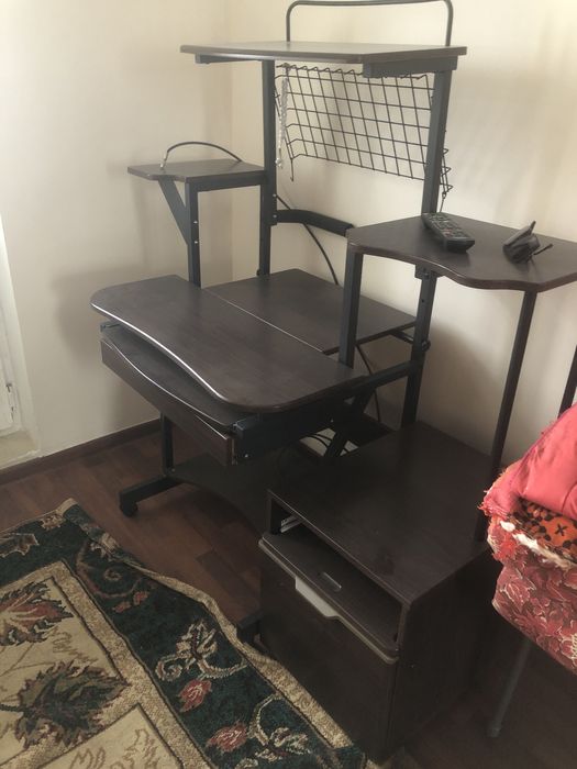 Компьютерный столик на колесах