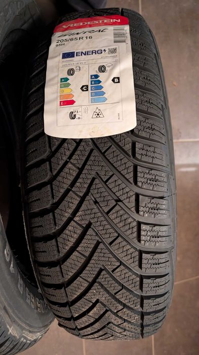 Чисто нови зимни гуми VREDESTEIN WINTRAC 205/65R16 DOT 4125