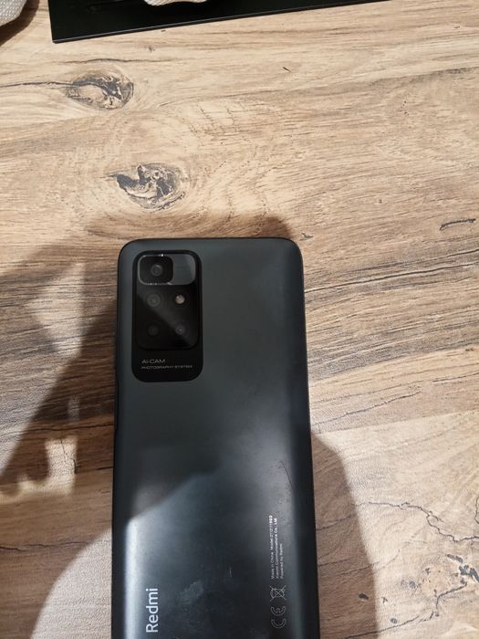 Телефон хороший с каробкой