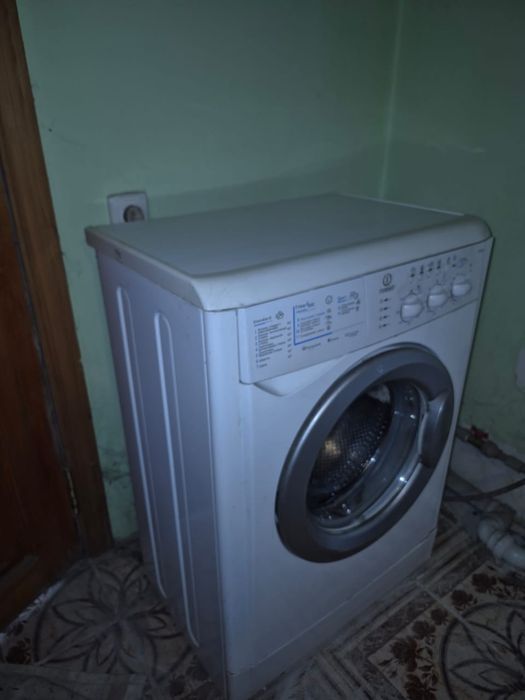 Продам стиральную машину Indesit