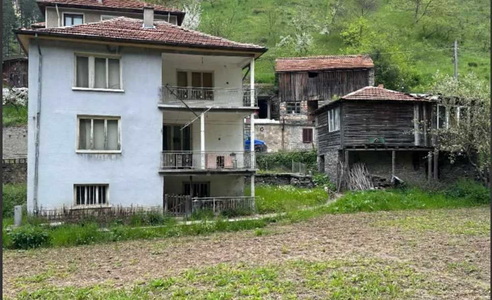 Триетажна къща в с. Лясково с гараж и работилница. отлична възможност!