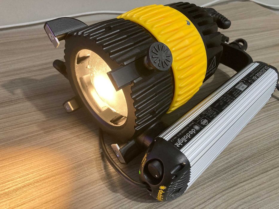 Reflector profesional Dedolight DLED9SE-BI cu balast incorporat