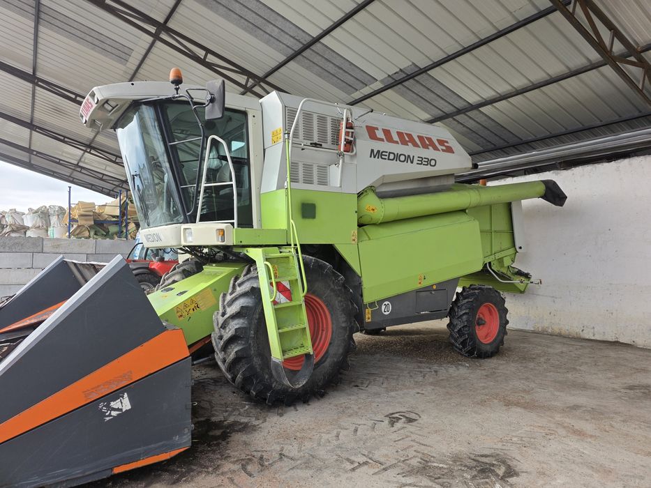 Claas medion 330 combina