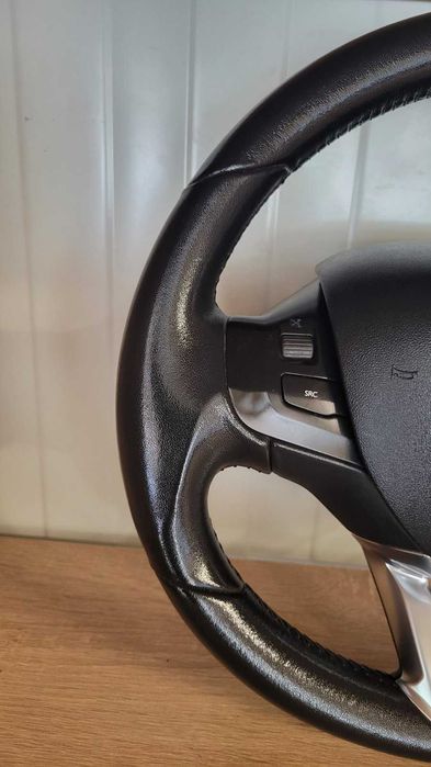 Продавам отличен кожен волан с аербег PEUGEOT 208 , 2008 2012 - 2019
