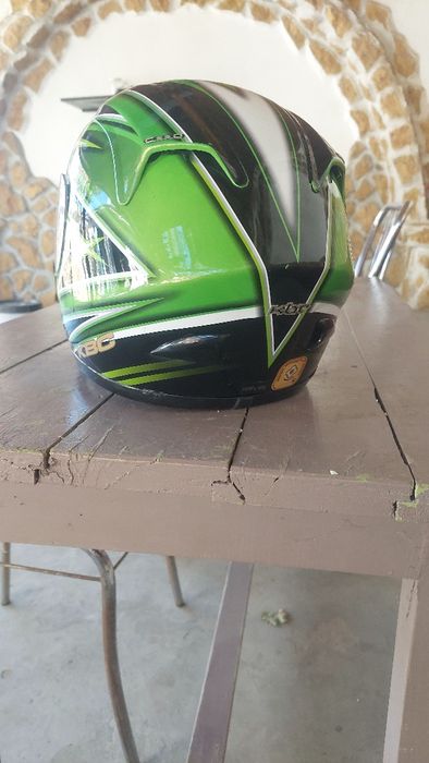 Продавам каска почти като нова