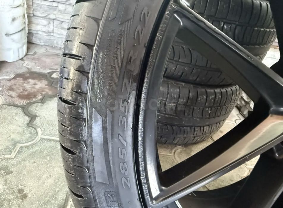 Диски с летними шинами Pirelli.