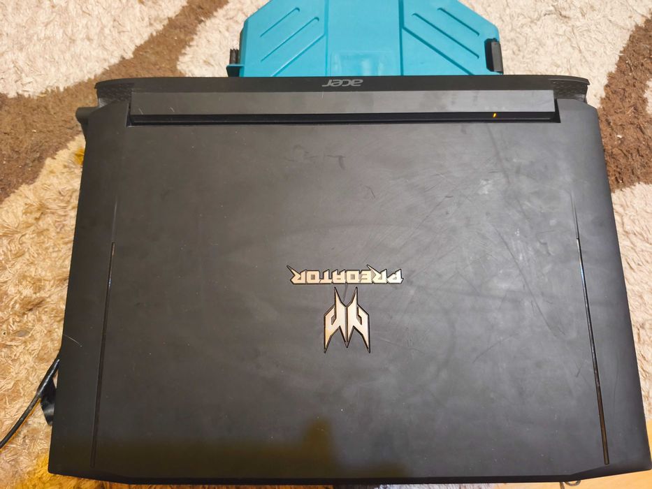 Vand laptop Acer  Predator G5-793 defect