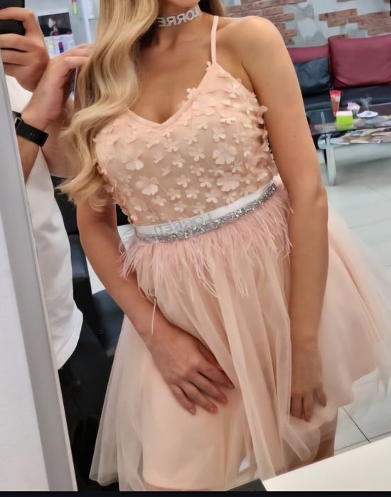 Рокля Loretti с чокър, колан с камъни и пера и  сатенен шал