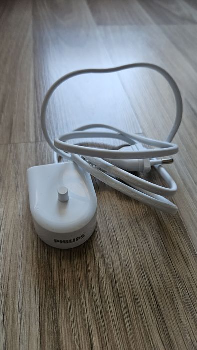 3бр. нови глави, зарядно, кутия и четка Philips Sonicare 5100