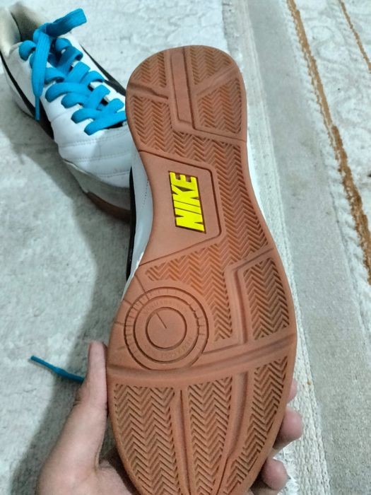 Продам футзалки Nike