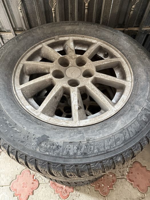Продам комплект зимней резины с дисками