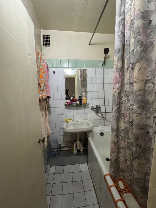 2/3/5 продаётся квартира БИЙ, горького.  Балкон 2х6