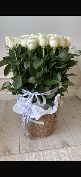 Белый роза корзинке