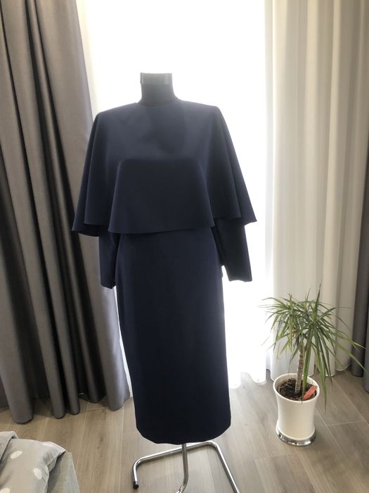 Rochie dreapta cu capă.