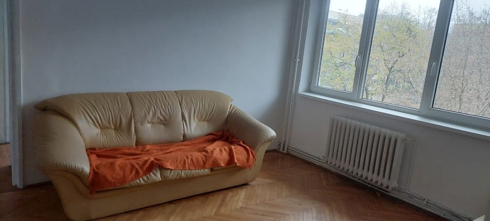 Apartament cu 3 camere de închiriat