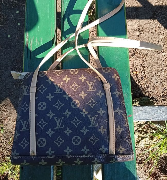 gentuta cu logo Louis Vuitton in stare foarte buna