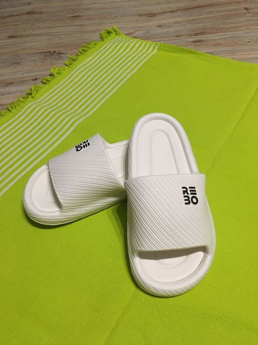 Papuci albi in trend