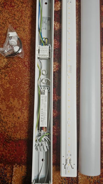 Aplica LED de baie cu priza incorporata 10W