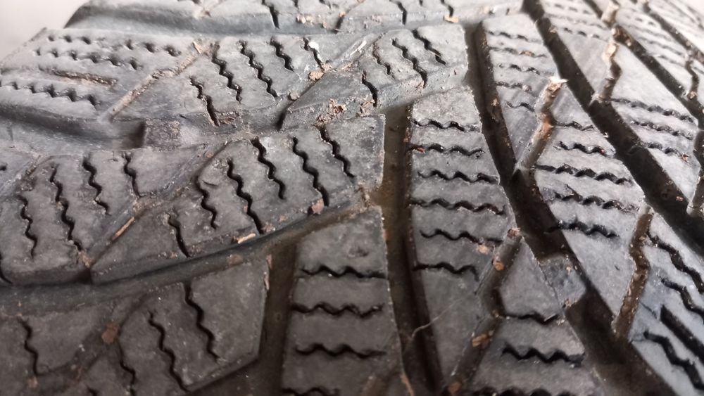Гуми зимни 185/65R15 DOT: 3022
2 броя са по 25