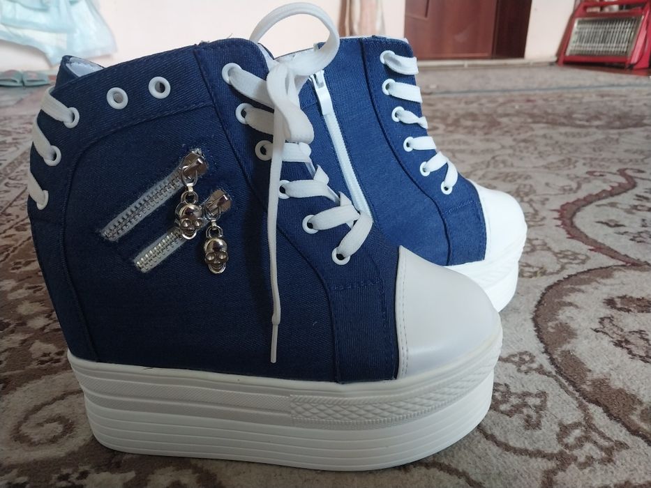 Кроссовка женская