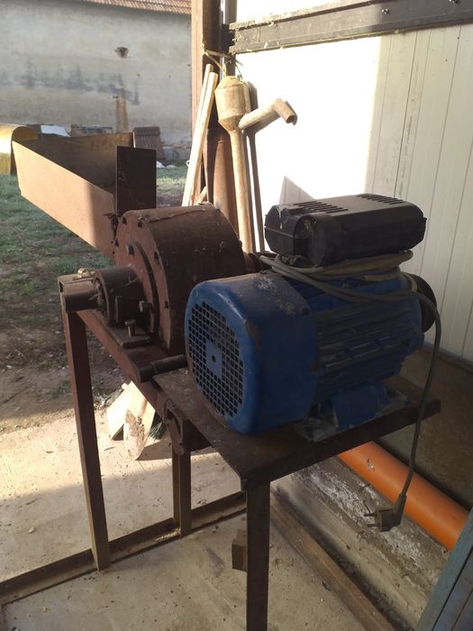 Vând moară ptr. alimentare și profile din fier